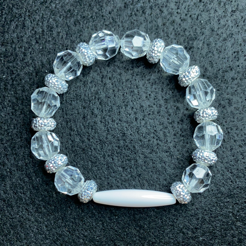 Astilla con pulsera blanca brillante